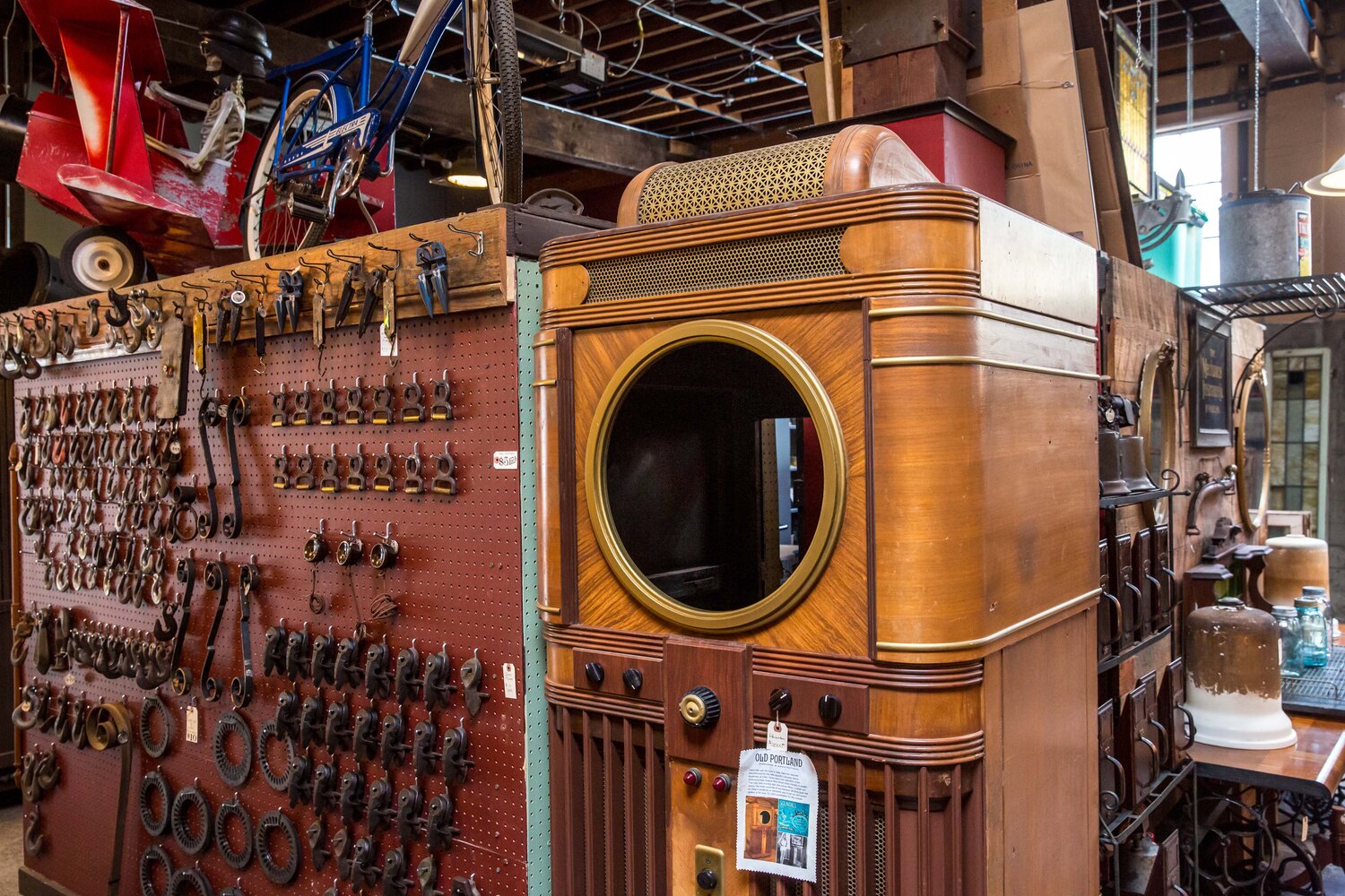 Antika dukkan vitrin